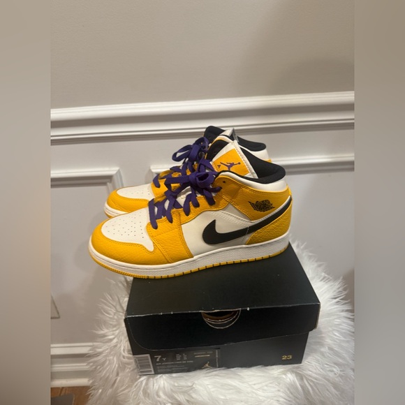 Air Jordan 1 Mid “Lakers “ - Picture 4 of 11